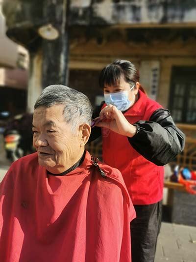 越南92岁大爷80年未剪头发：他认为剪了他就会死-七乐剧