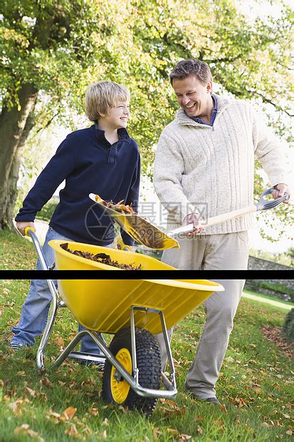 父亲和孩子在户外把叶子铲成手推车 微笑情绪爱好孩子们爸爸家庭园艺工具父亲们爸爸们身份高清图片下载-正版图片320169974-摄图网