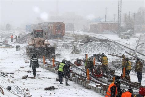 内蒙古锡林郭勒：铁路建设者风雪中坚守岗位-人民图片网
