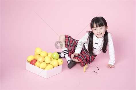 拿着柠檬的小女孩高清图片下载-正版图片500887076-摄图网