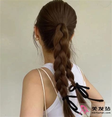 女学生扎马尾辫图片