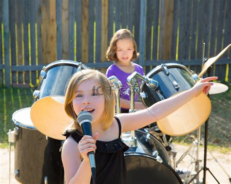 儿童歌手女孩在后院唱歌演奏现场乐队高清摄影大图-千库网
