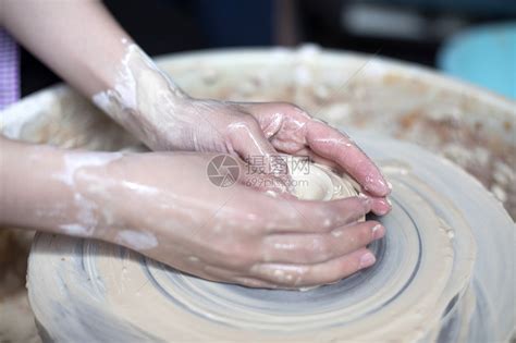 手工捏制的精美浮雕式陶瓷器皿作品 - 制作系手工网