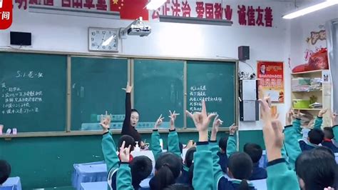 女老师带学生表演课桌舞《中国龙》霸气十足：受王亚平鼓舞，很自豪！