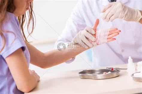 手受伤的妇女看医生高清图片下载-正版图片505962442-摄图网