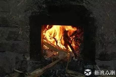 在一个野餐田中埋有雪的壁炉里烧柴火高清图片下载-正版图片306837027-摄图网