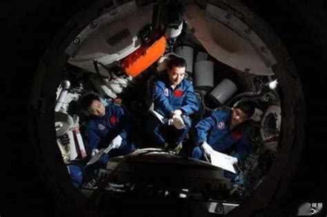 航天员是如何训练出来的 退役航天员带观众“探秘”_新闻频道_中国青年网