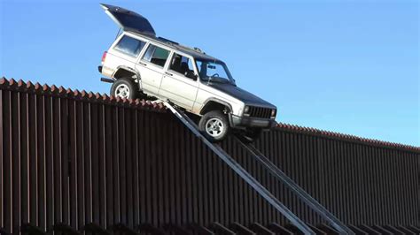 实拍特朗普当年巨资修的美墨边境墙，真的好使吗？_凤凰网视频_凤凰网
