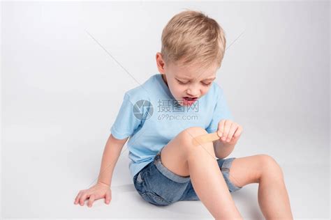 小男孩从受伤的膝盖上取出小男孩高清图片下载-正版图片502863016-摄图网