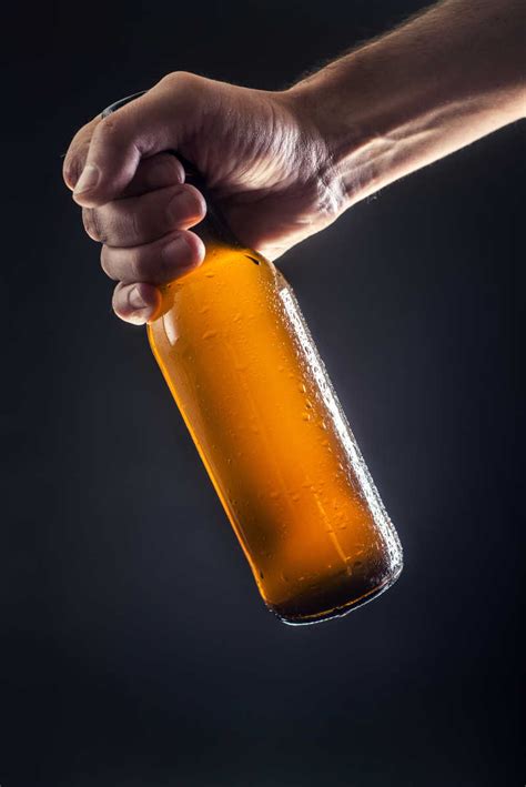 手拿啤酒图片