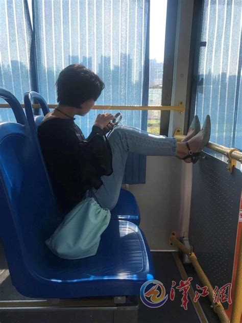 公车上的奶水图片
