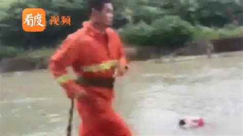 四川彭州：情况紧急！女子坠河被冲走 消防与水流“竞跑”_腾讯视频