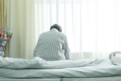 父子坐在病床上拥抱父子在医院高清图片下载-正版图片502628833-摄图网
