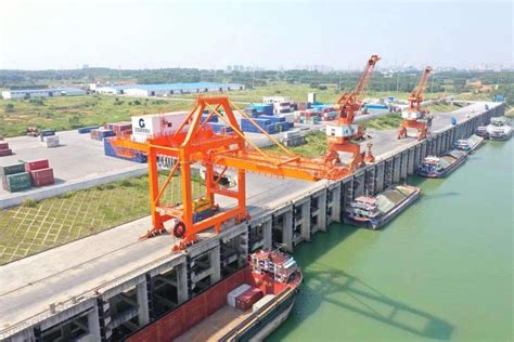 贵港码头首次开展电动车出口业务