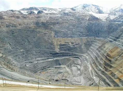 百年矿坑闭坑变身人工湖，曾产2亿吨矿石，游人争睹最后风采