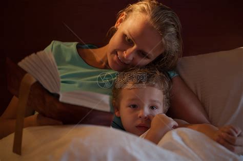 妈在给她的小儿子读睡前故事高清图片下载-正版图片502987849-摄图网