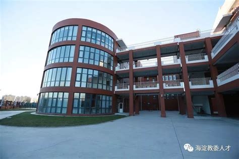 近日，小编随我公司技术部工程师孙工前往清华大学附属中学永丰学校小学部空调机房以及照明等相关 控制柜 以及自控系统进行售后调试等工作。