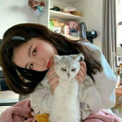 甜美女生抱着猫的真人头像