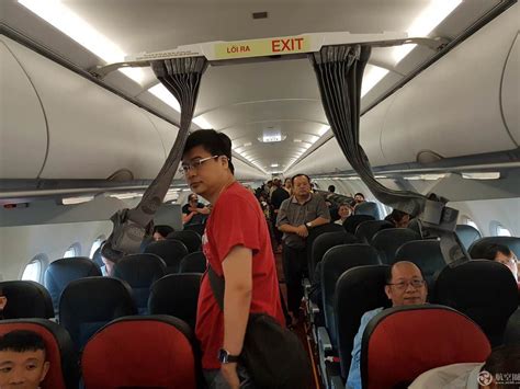 “比基尼”航空大雨航班转降 旅客被闷机舱6小时与空姐争执_民航_资讯_航空圈