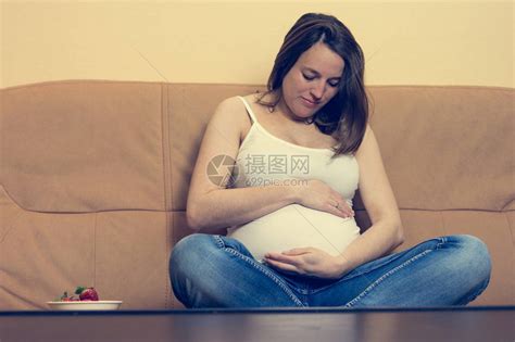 年轻孕妇怀着肚子的近距离肖像高清图片下载-正版图片507364741-摄图网