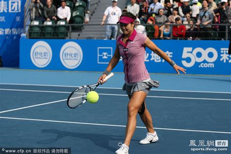 中国女子网球选手中职业生涯总奖金超过200万美元的有哪几位？