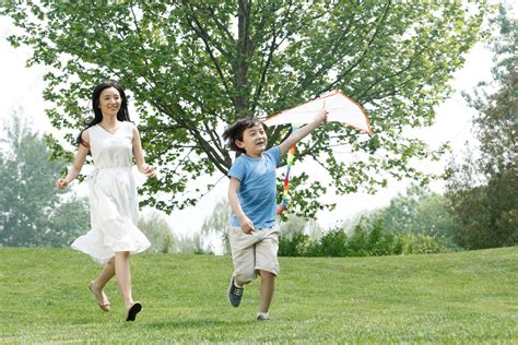 快乐母子在草地上放风筝高清摄影大图-千库网