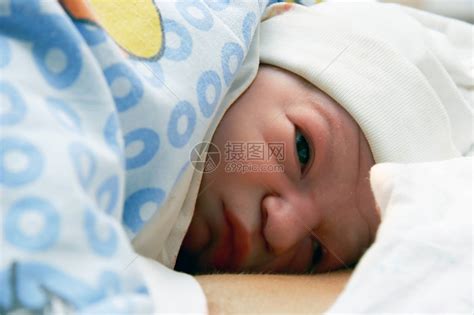 刚出生的婴儿的特写高清图片下载-正版图片504729239-摄图网