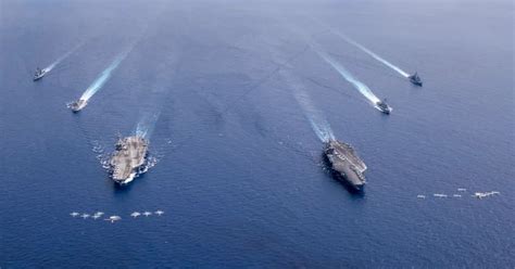 美国接二连三来南海挑衅，军舰闯入西沙领海，两架轰炸机也来示威__凤凰网