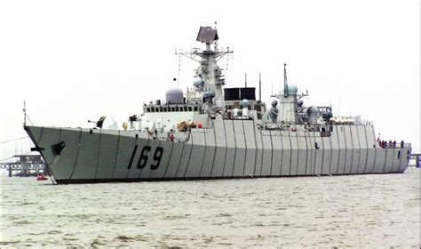 中国新一艘052D驱逐舰完工 与昆明舰并排停靠_手机凤凰网