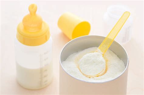 国产奶粉品牌快速崛起，本土领先婴配粉市场份额超外资-蓝鲸财经