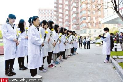 感谢您“大体老师”！重庆医科大学4091名医学生缅怀遗体捐献者 - 上游新闻·汇聚向上的力量