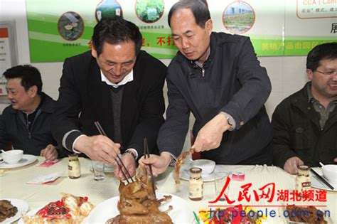 湖北省农业厅厅长带头吃鸡 消除市民恐慌 图-安吉新闻网