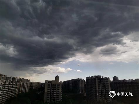 北京雷雨来袭 天空上演浓墨重彩大片-天气图集-中国天气网