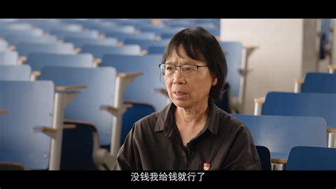 张桂梅校长 连续12年给学生送考