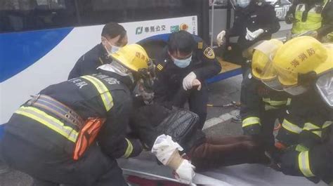 图说│疼！女子骑车摔倒被压公交车轮下，消防员寒风中趴地救人