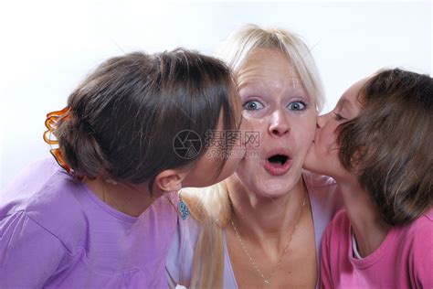 接吻母亲在得到年轻女儿亲吻脸颊时微笑着容成人妈们高清图片下载-正版图片307702644-摄图网