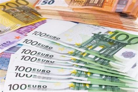 美元升值欧元贬值，人民币未来走势会是怎样的-欧元相对于人民币，现在会升值还是会贬值？