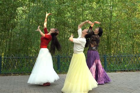这么好看的广场舞《月亮》分享给大家，紫竹院杜老师团队_凤凰网视频_凤凰网