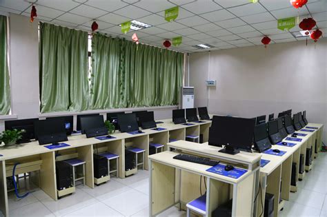 计算机专业实训室_呼伦贝尔技师学院（呼伦贝尔市高级技工学校）