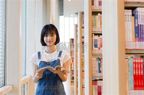 图书馆里站着看书的女生高清图片下载-正版图片500557552-摄图网