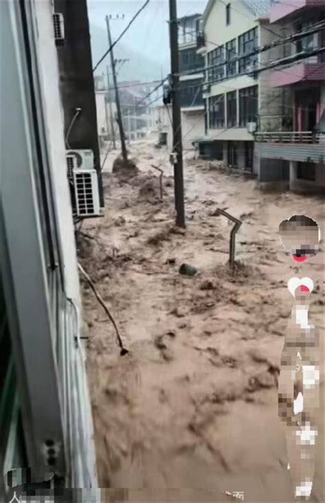 暴雨引发洪水冲垮楼房，女子拍下恐怖一幕，洪水过后留下满地狼藉_腾讯视频