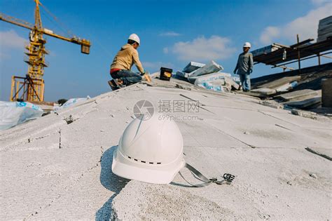 屋顶建筑工地正在施工的建筑工人高清图片下载-正版图片501677888-摄图网