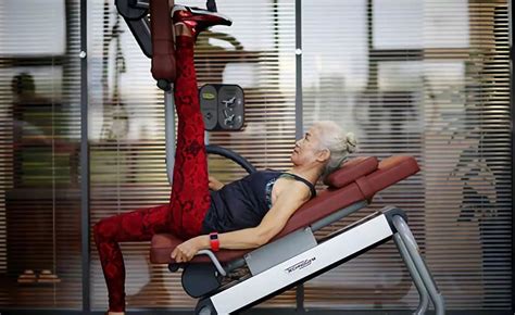 70岁奶奶健身练出马甲线是真的吗 老人健身的好处 _八宝网