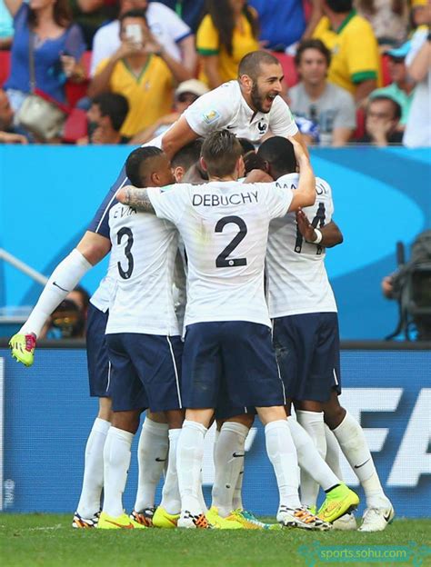 高清图：世界杯法国淘汰尼日利亚 全队庆祝进球 体育新闻 烟台新闻网 胶东在线 国家批准的重点新闻网站
