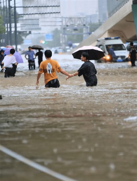 河南安阳22日遭暴雨：共转移11万多人，有河段漫堤正抢险_凤凰网视频_凤凰网