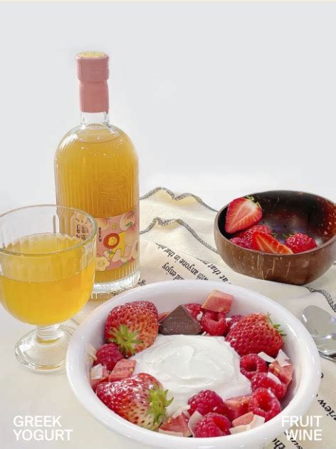 吾岛与狮子歌歌联合推出「草莓希腊酸奶X白桃清酒」限定套餐-FoodTalks全球食品资讯