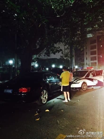 深圳警车撞上路边停放宾利 警车驾驶员不知去向_海口网