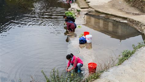 妇女在河边洗衣服高清摄影大图-千库网