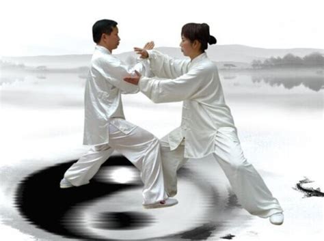 八段锦与太极拳均为中国民间广为流传的健身法，由八种功法集锦组成