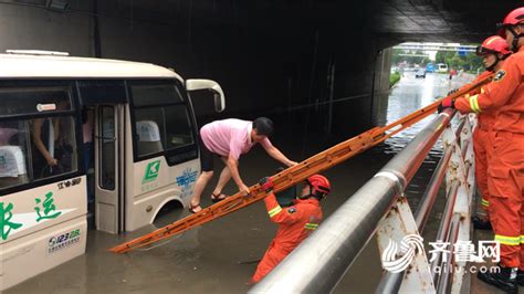北京暴雨私家车涉水漂浮！消防桥洞下救出被困2人_凤凰网